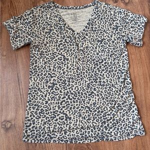 Leopard v-neck comfy t-shirt